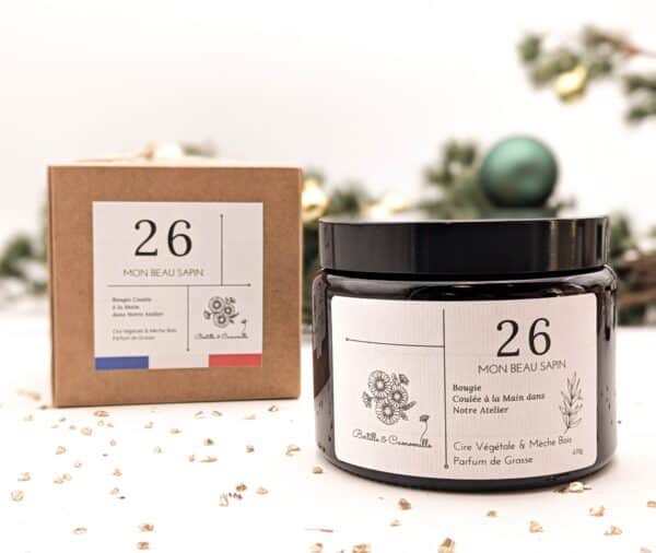 Bougie parfumée Mon beau sapin numéro 26, coulée à la main en Bourgogne avec un parfum de Grasse. Cette bougie artisanale de 470g est fabriquée à partir de cire 100% végétale. Sa mèche en bois crée une ambiance chaleureuse et apaisante.