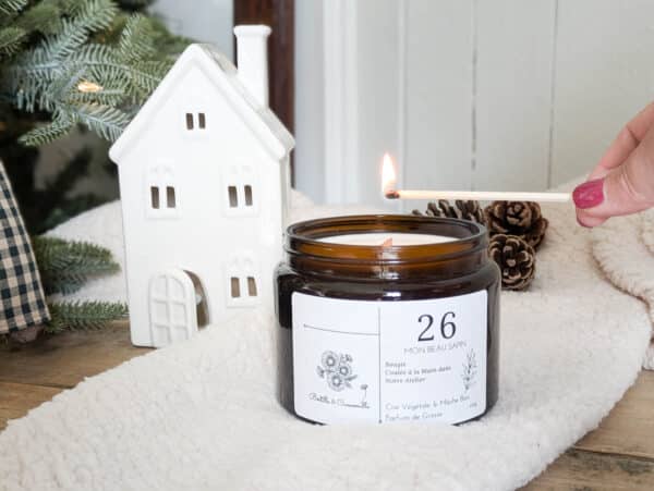 Bougie parfumée Mon beau sapin numéro 26, coulée à la main en Bourgogne avec un parfum de Grasse. Cette bougie artisanale de 470g est fabriquée à partir de cire 100% végétale. Sa mèche en bois crée une ambiance chaleureuse et apaisante.