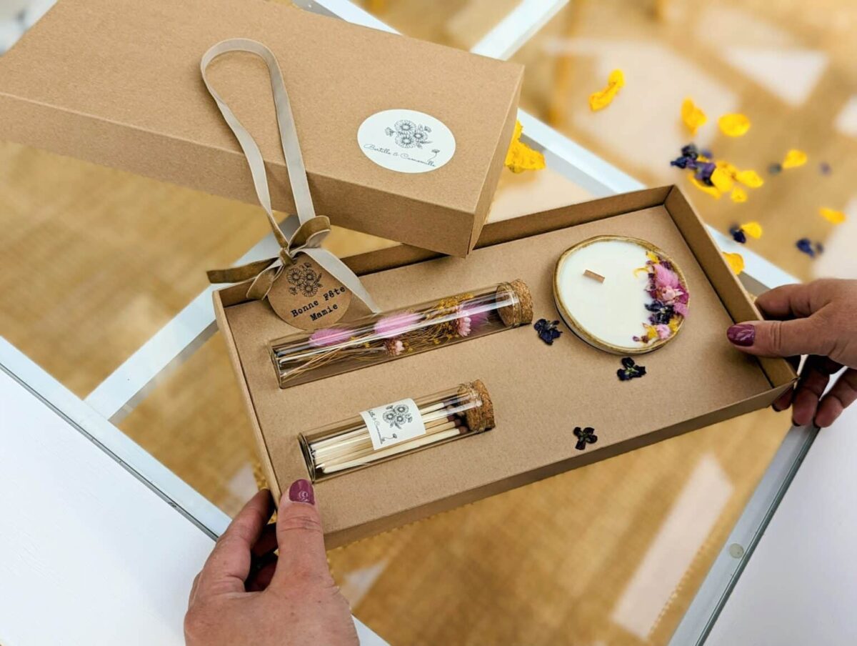 Coffret Mamie Chérie composé d'une petite bougie parfumée à la violette et ornée de fleurs séchées , d'une fiole d'allumettes et d'une éprouvette en fleurs séchées, le tout dans une jolie boîte en kraft