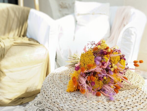 Bouquet Fleurs séchées aux couleurs acidulée de la méditerranée, composé de phalaris oranges, achillées jaunes, lagurus fuschia, glixia jaunes, taille grande