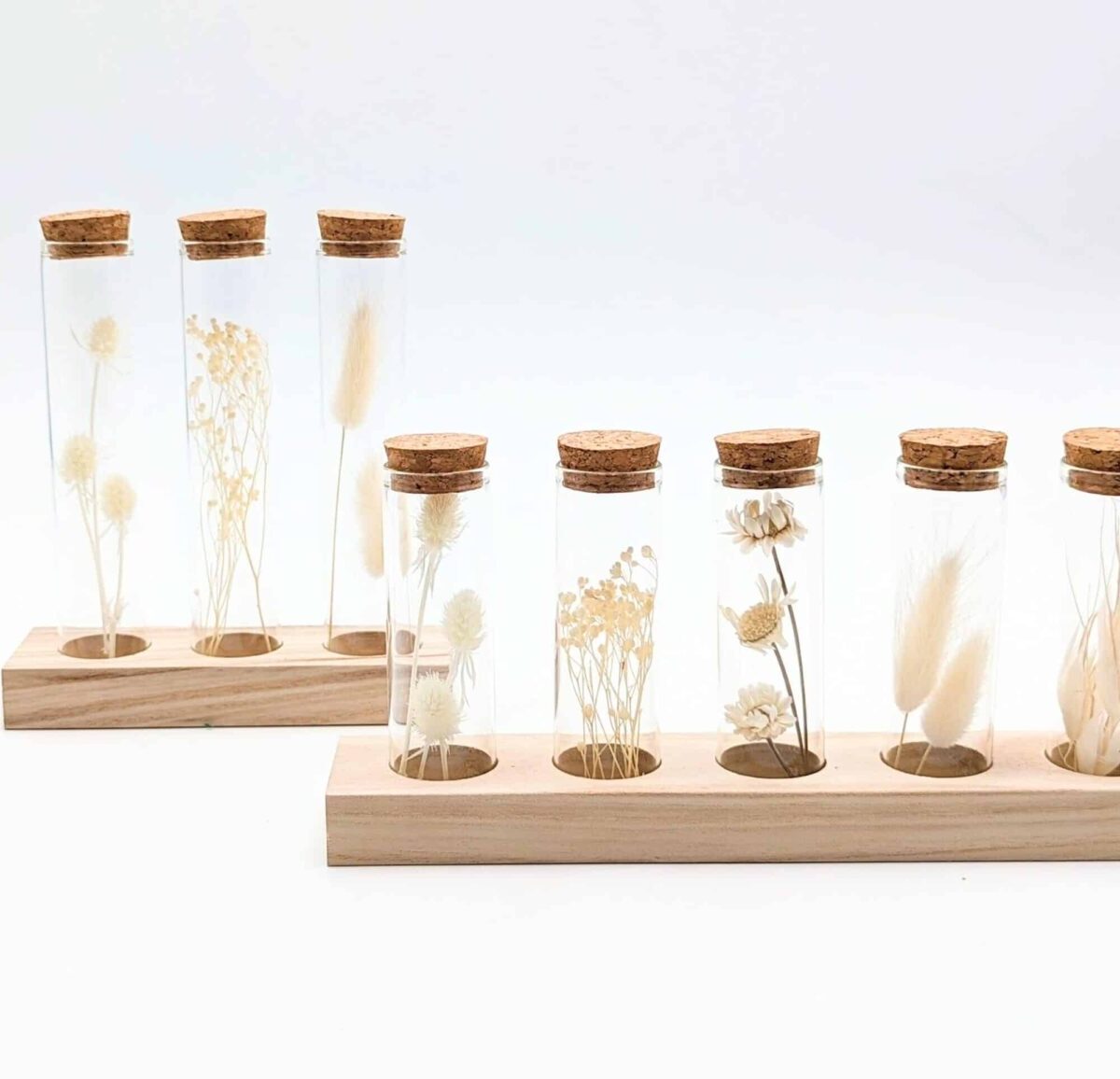 Eprouvette fleurs séchées blanches, 3 ou 5 petits tubes en verre avec fleurs séchées à l'intérieur sur support en bois, fiole en verre avec bouchon en liège