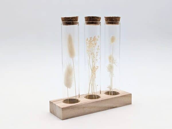 Eprouvette fleurs séchées blanches, 3 petits tubes en verre avec fleurs séchées à l'intérieur sur support en bois, fiole en verre avec bouchon en liège
