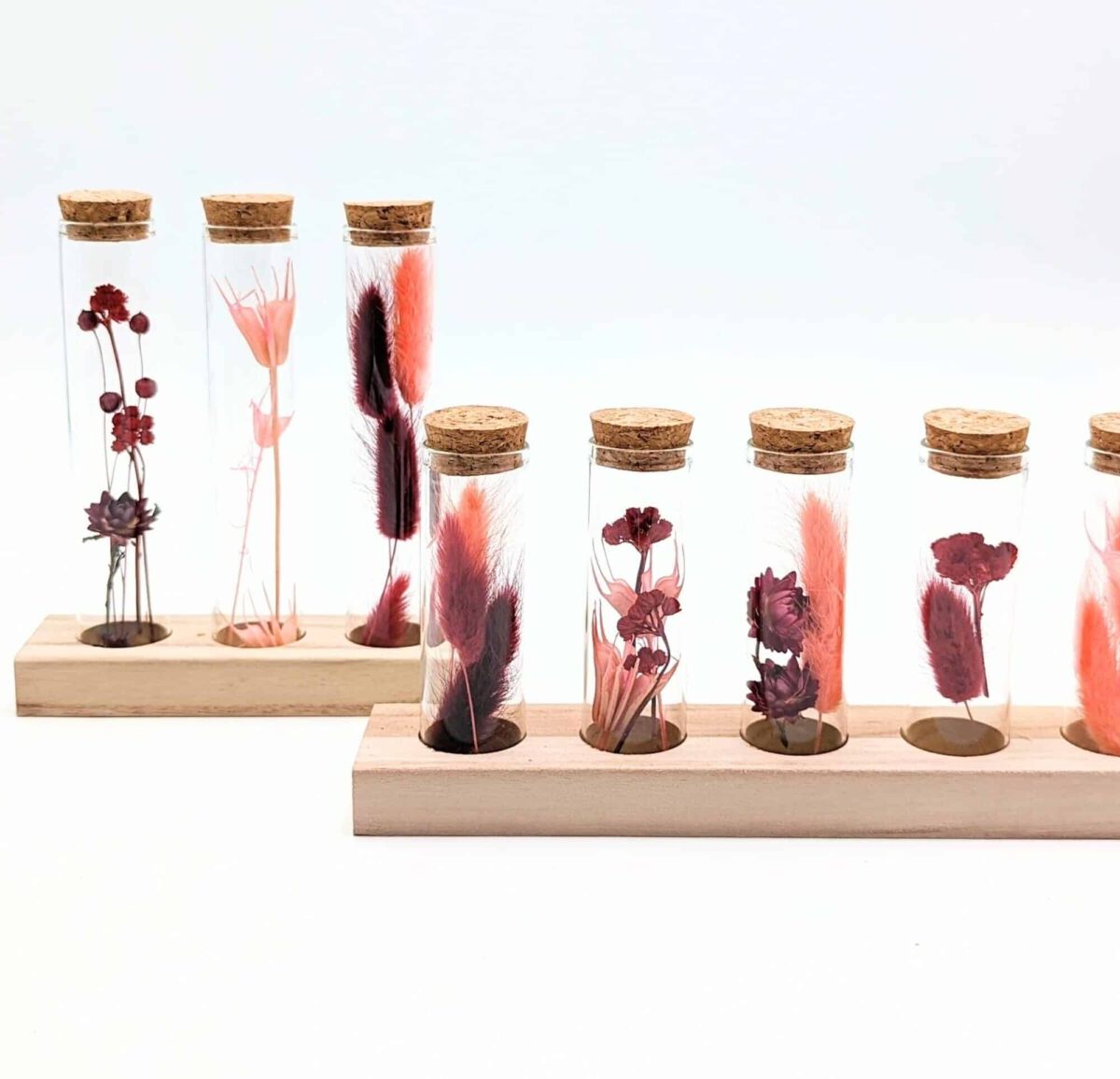 Eprouvette fleurs séchées rouge grenat, 3 ou 5 petits tubes en verre avec fleurs séchées à l'intérieur sur support en bois, fiole en verre avec bouchon en liège