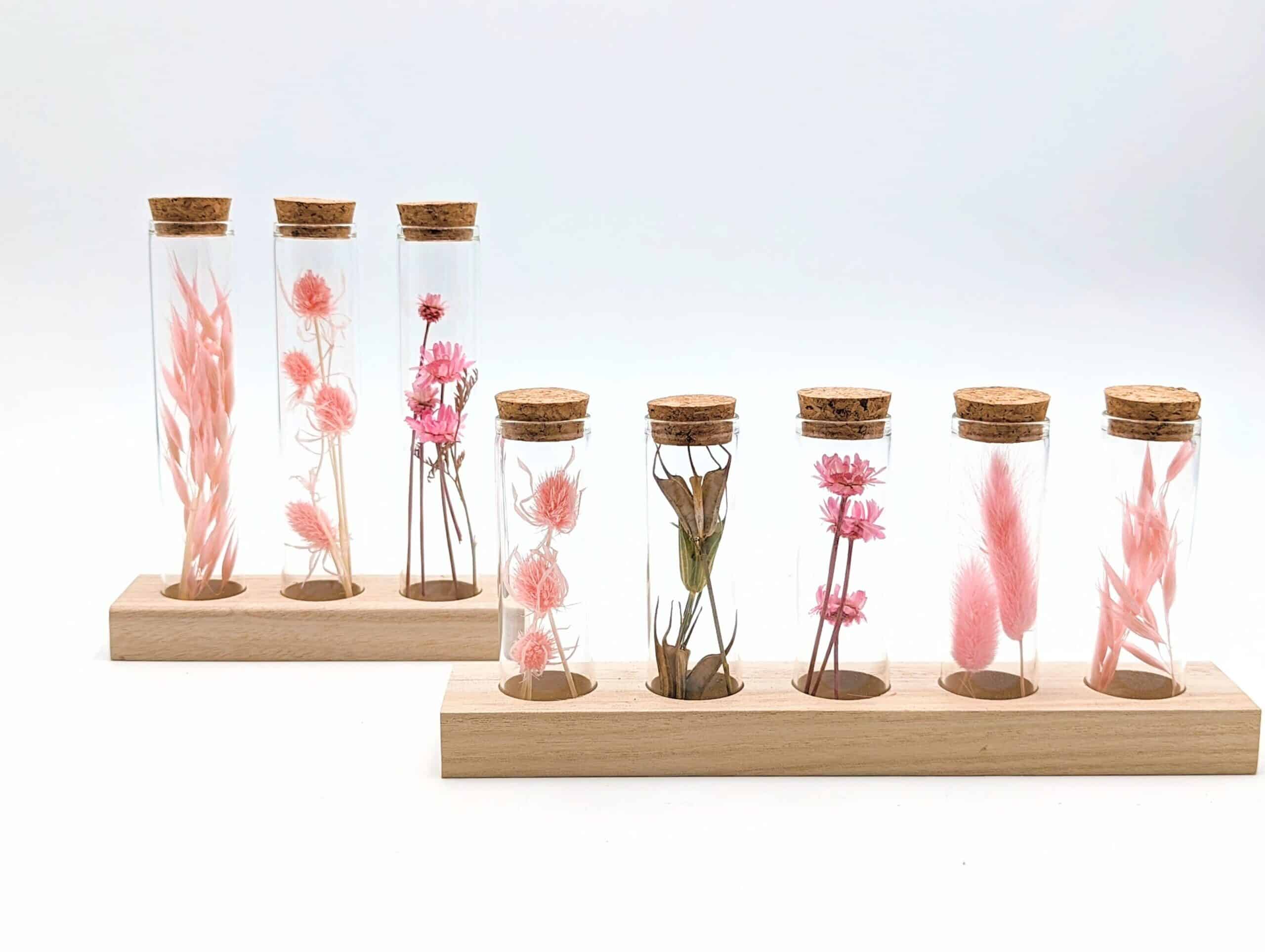 Eprouvette fleurs séchées rose pâle, petits tubes en verre avec fleurs séchées à l'intérieur sur support en bois