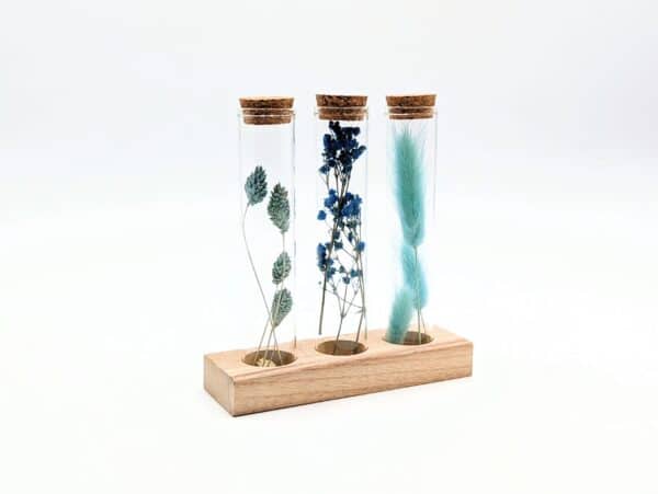 Eprouvette fleurs séchées bleues, 3 petits tubes en verre avec fleurs séchées à l'intérieur sur support en bois, fiole en verre avec bouchon en liège