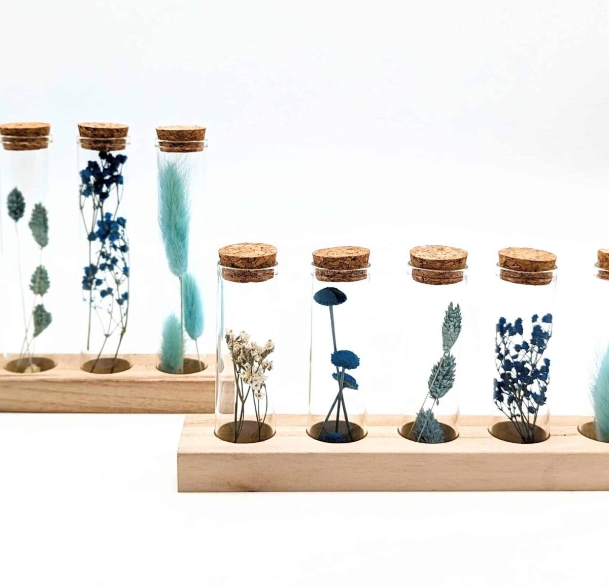 Eprouvette fleurs séchées bleues, 3 ou 5 petits tubes en verre avec fleurs séchées à l'intérieur sur support en bois, fiole en verre avec bouchon en liège