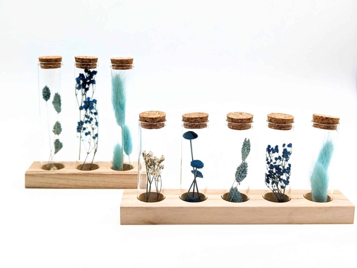 Eprouvette fleurs séchées bleues, 3 ou 5 petits tubes en verre avec fleurs séchées à l'intérieur sur support en bois, fiole en verre avec bouchon en liège