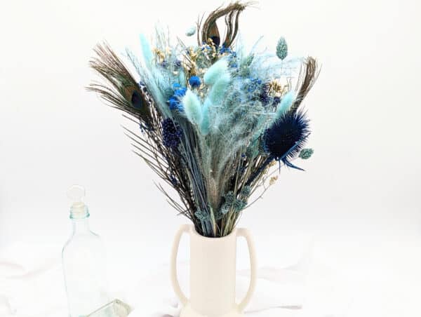 Bouquet fleurs séchées aux teintes de bleues, composé de chardon, plume de paon, lagurus, phalaris et limonium, existe en plusieurs tailles