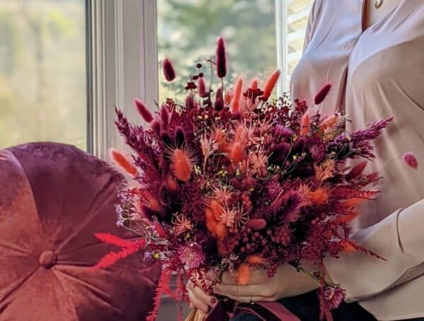 Bouquet Fleurs séchées rouge grenat, composé de lagurus, nigel, fleurs de lin et fougères rouges, grande taille