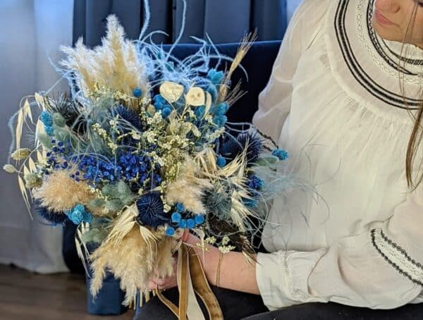 Bouquet fleurs séchées aux teintes de bleues, composé de chardon, plume de paon, lagurus, phalaris et limonium, existe en plusieurs tailles