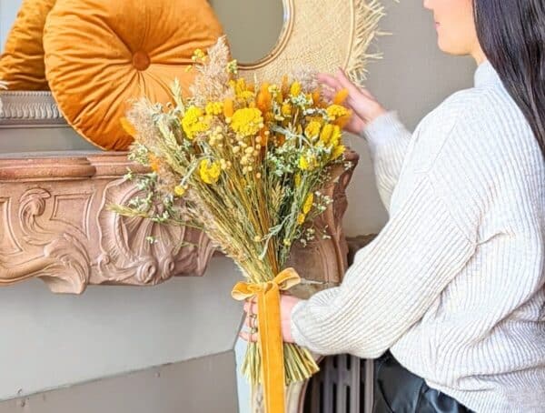 Bouquet de fleurs séchées jaune moutarde composé de lagurus, pampas, et achillée, existe en trois tailles .