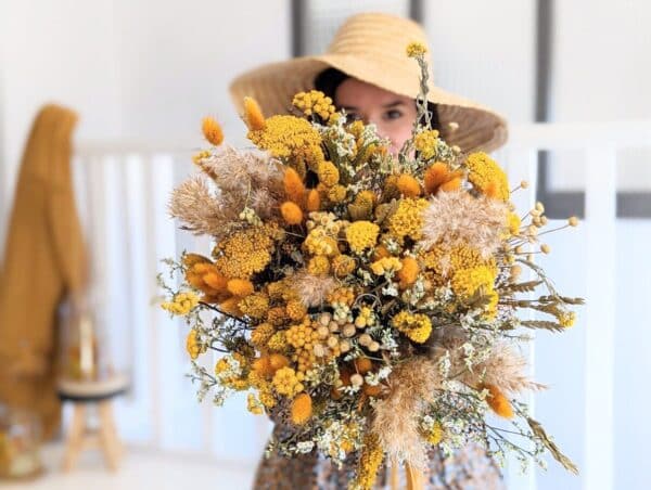 Bouquet de fleurs séchées jaune moutarde composé de lagurus, pampas, et achillée, existe en trois tailles .