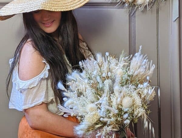 Bouquet fleurs séchées aux couleurs blanches et naturelles composé de chardon, lagurus, nigel et broom existe en plusieurs tailles