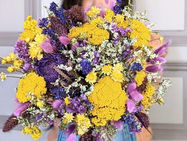 Bouquet fleurs séchées Sauvage composé de fleurs des champs aux couleurs roses, framboises, violettes et jaunes, taille grande
