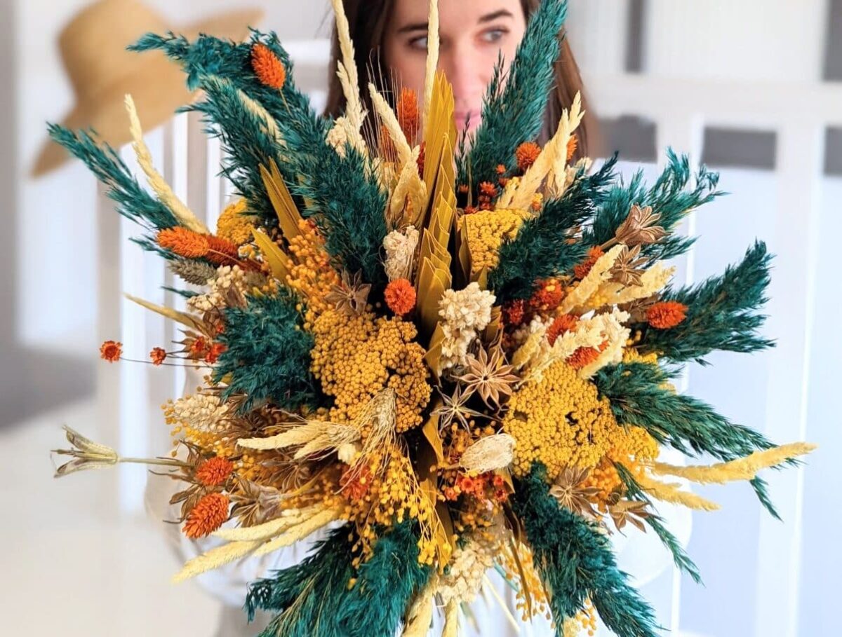 Bouquet fleurs séchées exotique aux teintes vert tropique , jaune et blanc, compos de palm jaunes, pampas bleu lagon, phalaris jaunes et sorgo blanc, tailles grande