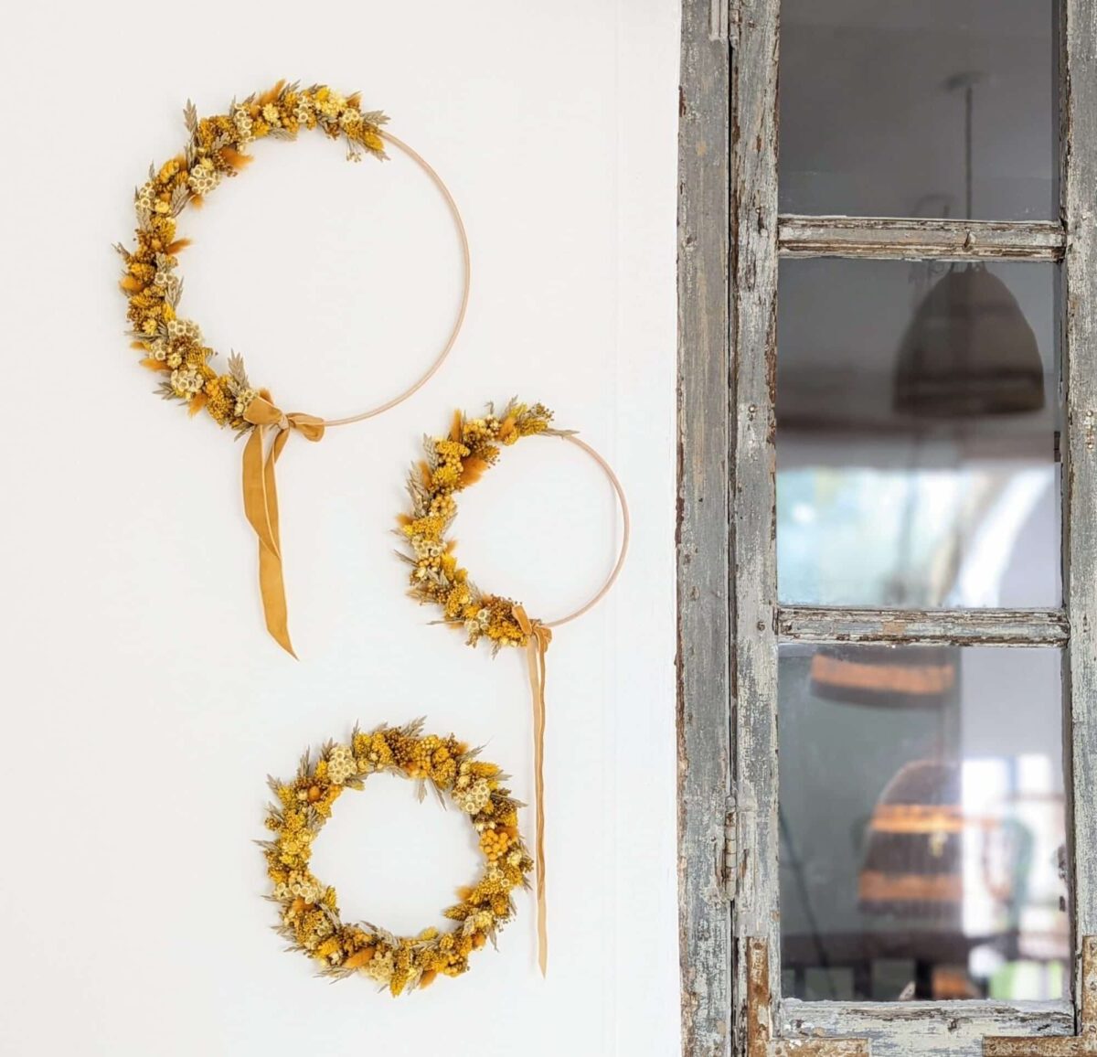 Couronne fleurs séchées jaunes, anneaux fleuris jaune, cercle en bois fleurs séchées, décoration murale en fleurs séchées existe en 3 tailles