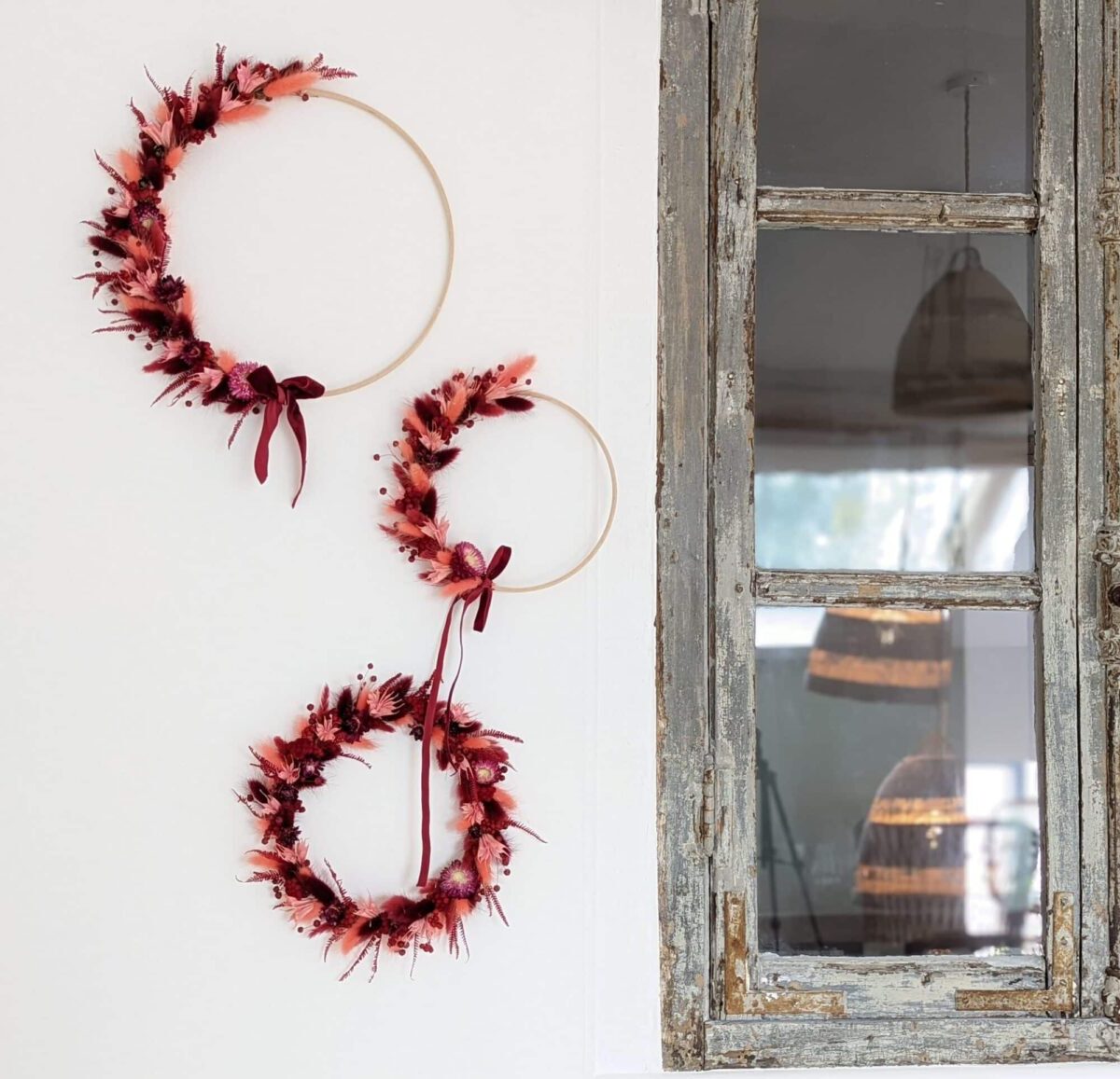 Couronne fleurs séchées rouges grenat anneaux fleuris rouge, cercle en bois fleurs séchées, décoration murale en fleurs séchées existe en 3 tailles