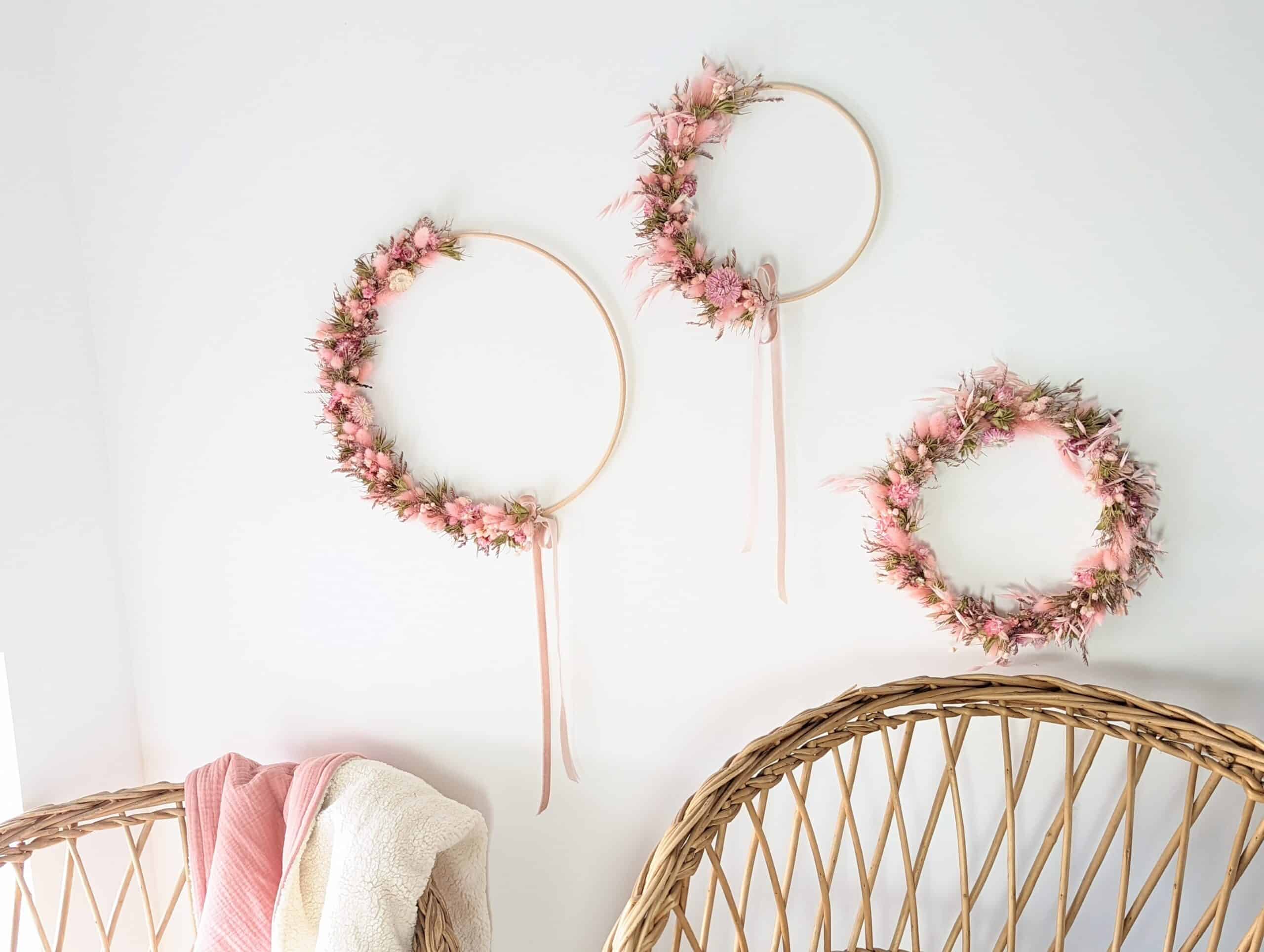 Couronne fleurs séchées rose pâle, anneaux fleuris rose pâle, cercle en bois fleurs séchées, décoration murale en fleurs séchées existe en 3 tailles