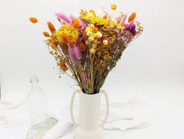 Bouquet Fleurs séchées aux couleurs acidulée de la méditerranée, composé de phalaris oranges, achillées jaunes, lagurus fuschia, glixia jaunes, tailles petite