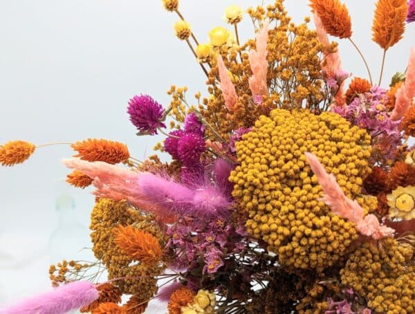 Bouquet Fleurs séchées aux couleurs acidulée de la méditerranée, composé de phalaris oranges, achillées jaunes, lagurus fuschia, glixia jaunes, tailles moyenne
