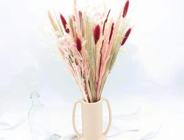 Bouquet fleurs séchées romantique, aux teintes de rose pâle rouge grenat et blanc, composé de lagurus, d'avoine, d'orge et de fougères rose, petite taille