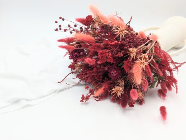 Bouquet Fleurs séchées rouge grenat, composé de lagurus, nigel, fleurs de lin et fougères rouges, moyenne taille