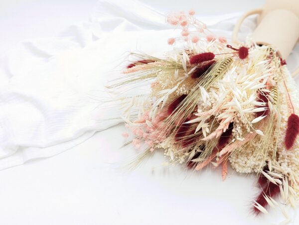 Bouquet fleurs séchées romantique, aux teintes de rose pâle rouge grenat et blanc, composé de lagurus, d'avoine, d'orge et de fougères rose, existe en trois tailes