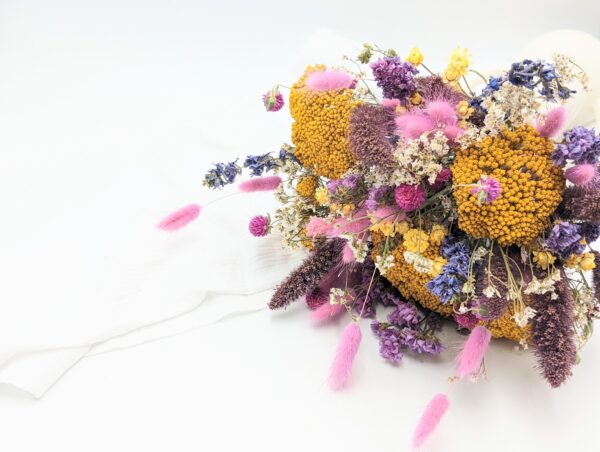 Bouquet fleurs séchées Sauvage composé de fleurs des champs aux couleurs roses, framboises, violettes et jaunes, taille moyenne