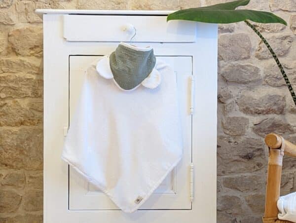 Cape de bain vert tilleul pois doré Léontine La famille de Camomille