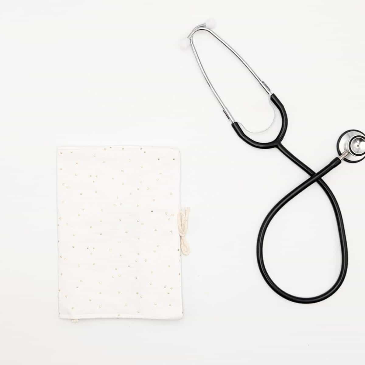 protège carnet de santé blanc pois doré Léontine et Camomille