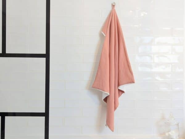 Sortie de bain bébé en double gaze de coton couleur rose et éponge de bambou, cape de bain.