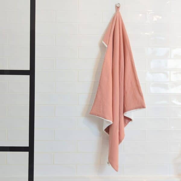 Sortie de bain bébé en double gaze de coton couleur rose et éponge de bambou, cape de bain.