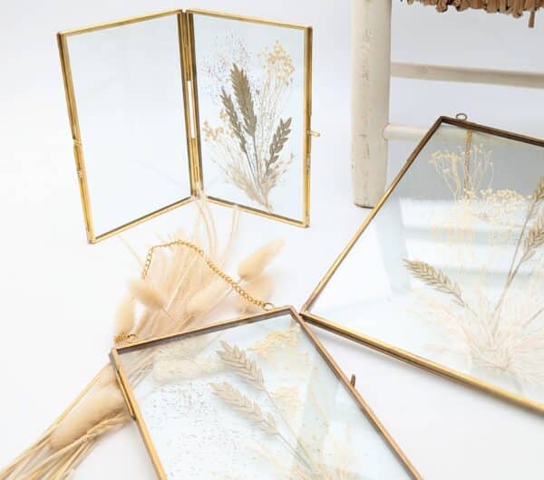 sous verre doré avec fleurs séchées, cadre doré avec fleurs séchées à suspendre