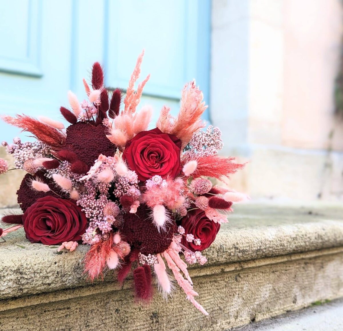 bouquet roses rouges stabilisées et fleurs séchées aux teintes rose et grenat, rose éternelles rouges