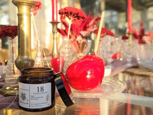 bougie artisanale parfumée à la pomme d'amour, une idée cadeau saint valentin, parfum fuité et sucré, parfum de grasse et cire végétale