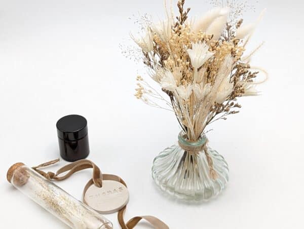 centre de table mariage en fleurs séchées blanches, petit bouquet à mettre en vase