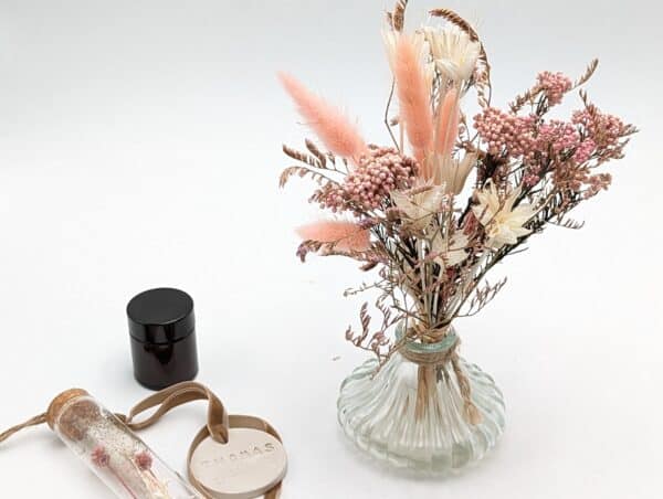 centre de table mariage en fleurs séchées rose pâle, petit bouquet à mettre en vase
