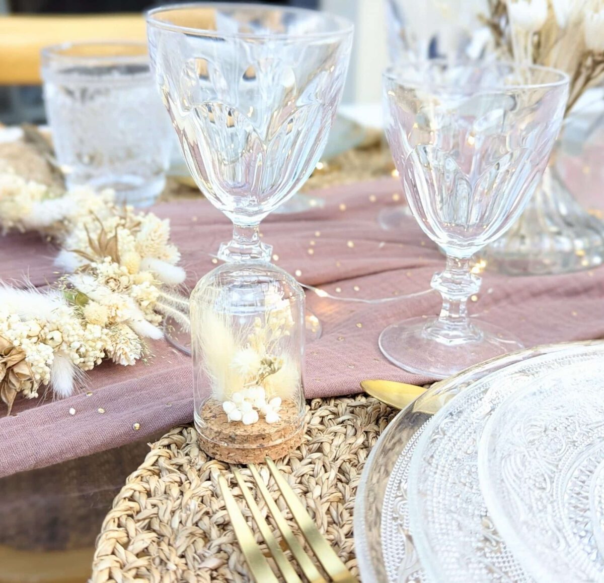 décoration florale mariage, centre de table en fleurs séchées , mini cloche fleurs séchées en cadeau invité