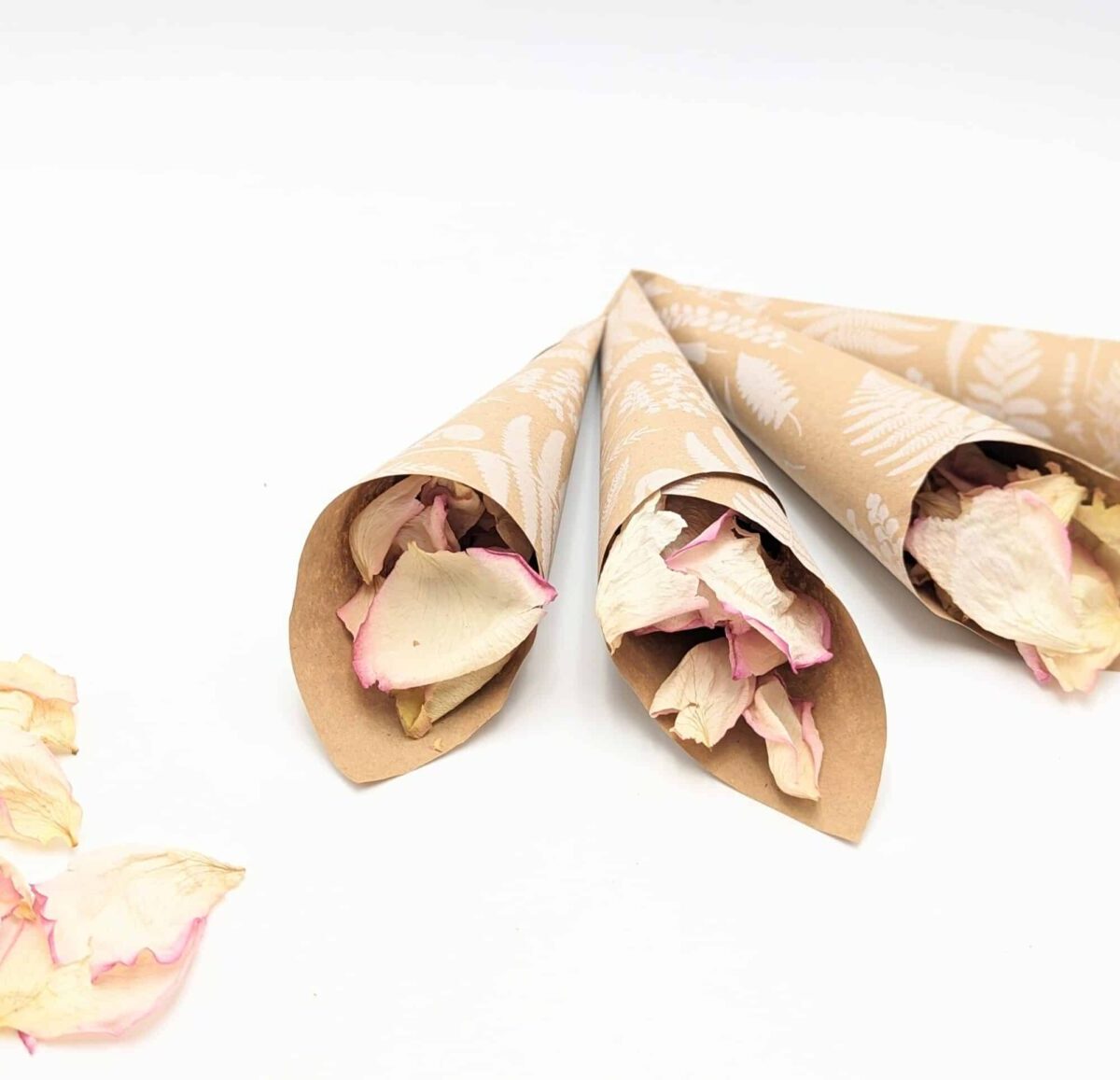 Lot De 50 Cônes En Papier Kraft Pour Confettis De Mariage, Bouquet, Pétales, Sacs, Boîtes Avec Fleurs En Fer à Cheval Bleu, Autocollants Pour Fête De Mariage, Cadeaux