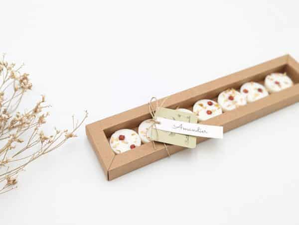 Boite de 7 Fondants parfumés Amandier orné de fleurs séchées, Cire Végétale, emballage Kraft