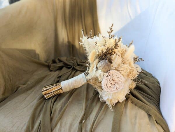 bouquet de mariée en fleurs séchées et stabilisée dans les tons de blanc
