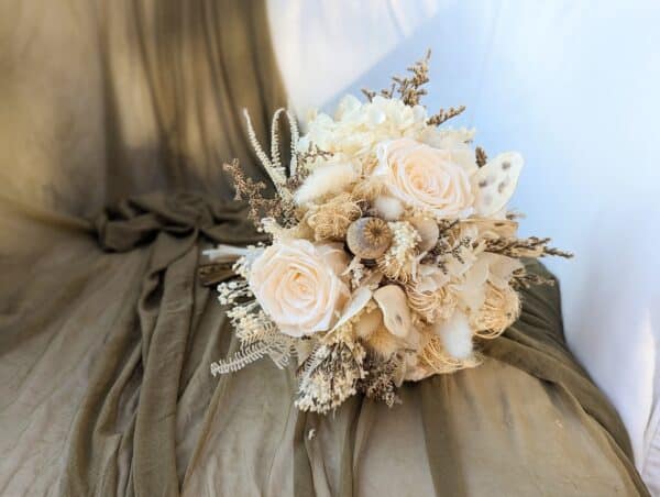 bouquet de mariée en fleurs séchées et stabilisée dans les tons de blanc