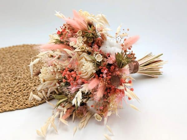 bouquet de mariée en fleurs séchées et stabilisées dans les tons naturels, corail et rose