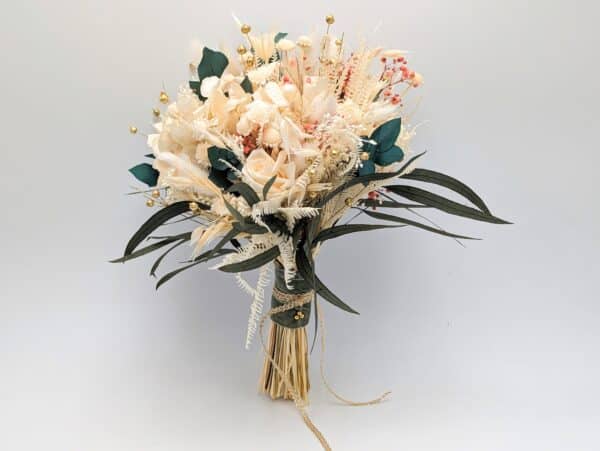 bouquet de mariée en fleurs séchées et stabilisées dans les tons naturels et corail