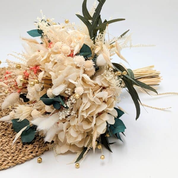 bouquet de mariée en fleurs séchées et stabilisées dans les tons naturels et corail