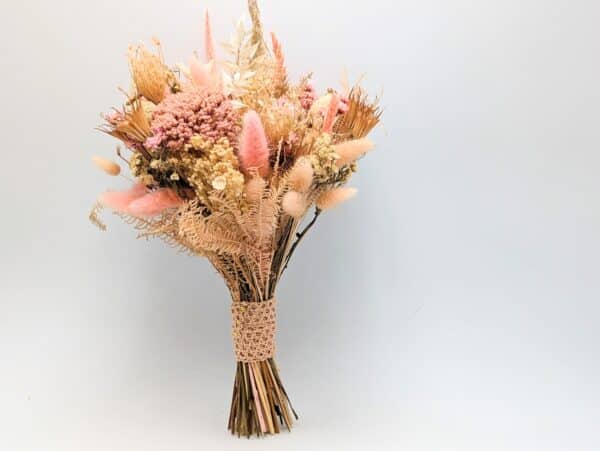 bouquet de mariée en fleurs séchées et stabilisées dans les tons naturels et rose