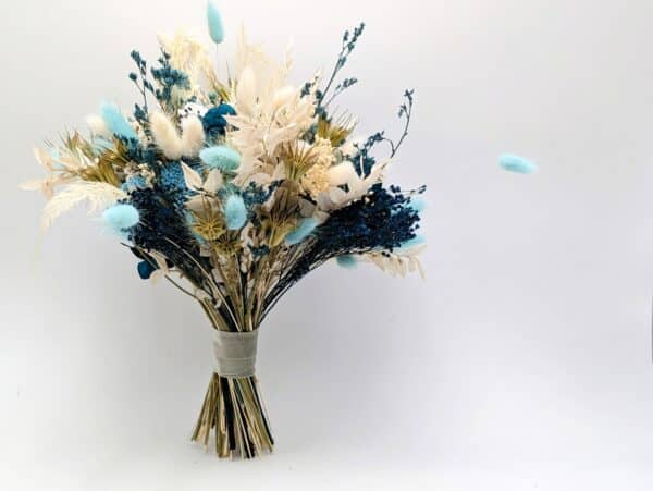 bouquet de mariée en fleurs séchées et stabilisées dans les tons naturels et bleu