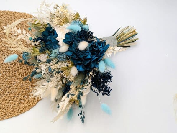 bouquet de mariée en fleurs séchées et stabilisées dans les tons naturels et bleu