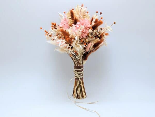 bouquet de mariée en fleurs séchées et stabilisées dans les tons naturels et rose et tarracotta