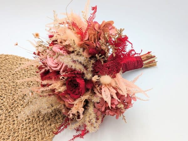 bouquet de mariée en fleurs séchées et stabilisées dans les tons naturels et rouge